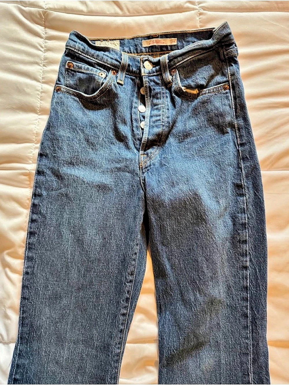 Levi’s High Rise Straight Leg Jeans Medium Wash – Size 24